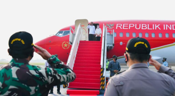 Presiden Joko Widodo bertolak ke Provinsi Nusa Tenggara Timur guna melakukan kunjungan kerja, pada Kamis, 14 Oktober 2021, melalui Pangkalan TNI AU Halim Perdanakusuma, Jakarta. (Setpres)