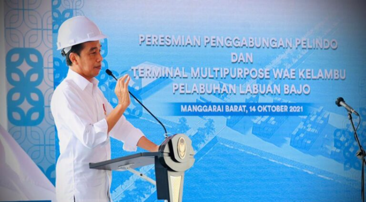 Presiden Joko Widodo saat meresmikan penggabungan atau merger Badan Usaha Milik Negara (BUMN) PT Pelabuhan Indonesia (Persero) di Terminal Multipurpose Wae Kelambu, Kecamatan Komodo, Kabupaten Manggarai Barat, Provinsi Nusa Tenggara Timur, Kamis, 14 Oktob