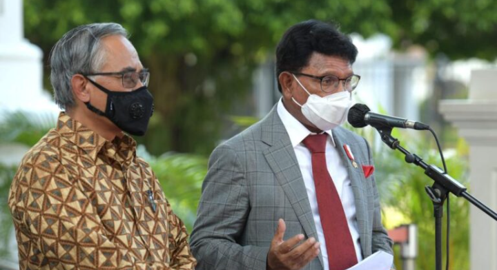 Menteri Komunikasi dan Informatika saat memberikan keterangan bersama Ketua Dewan Komisioner Otoritas Jasa Keuangan di Istana Kepresidenan, Jakarta, Jumat, 15 Oktober 2021.