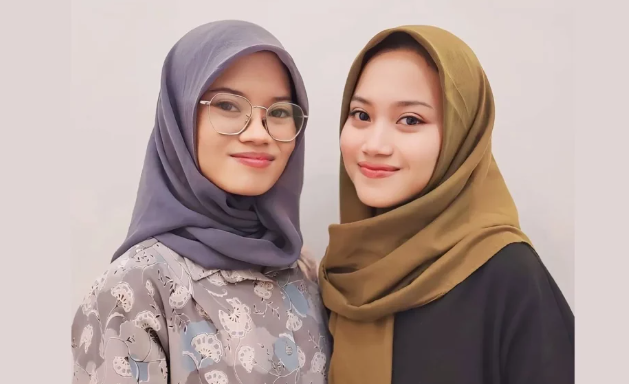 Mia Ramadhani (sebelah kiri) dan Nia Ramadhani (sebelah kanan). Foto: UNAIR