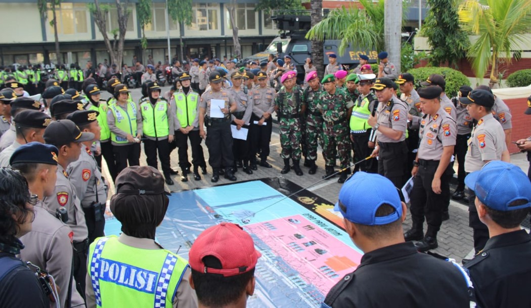 Foto (dokumentasi) petugas melakukan persiapan pengamanan demo.