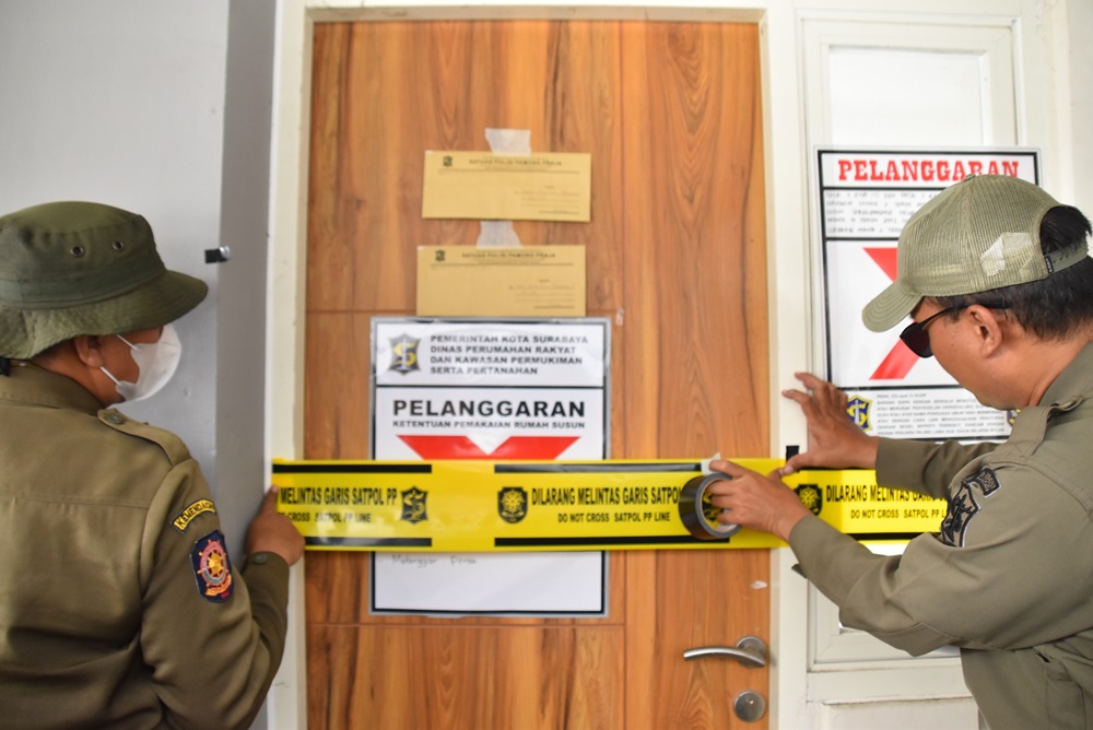 Anggota Satpol PP melakukan penyegelan 6 unit di Rusunawa