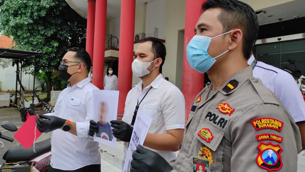 Kasatreskrim Polrestabes Surabaya AKBP Oki Ahadian merilis kasus curanmor yang dilakukan sejoli BR dan IGD di Mapolrestabes Surabaya, Senin (22/2/2021). (FOTO JEMMI/BACASAJA.ID) 