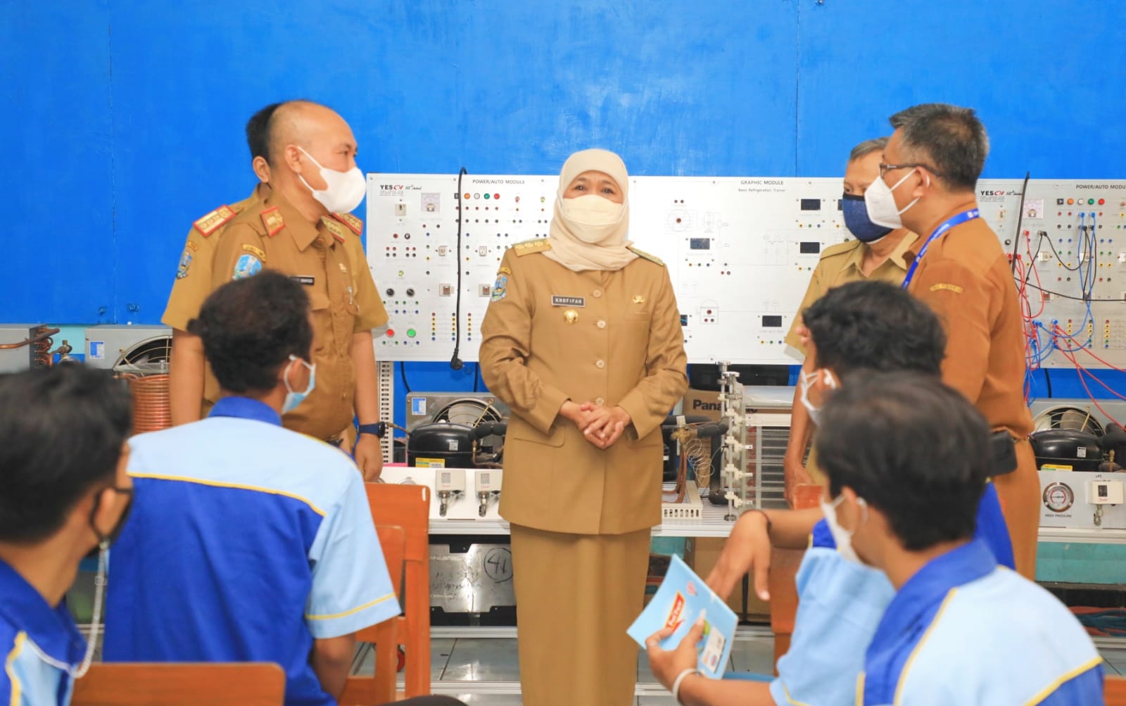 Gubernur Jatim Khofifah Indar Parawansa saat meninjau pembelajaran tatap muka di salah satu SMK di Surabaya, beberapa waktu lalu.