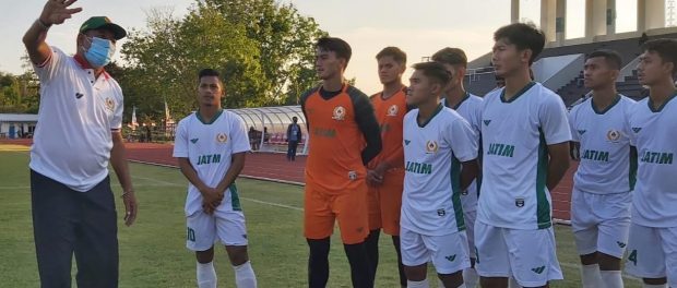 Pelatih sepak bola Jatim Rudy William Keltjes (kiri) memberikan arahan kepada timnya saat latihan di di Lapangan Sepak Bola Mahacandra Universitas Cenderawasih (Uncen), Padang Bulan, Waena, Kota Jayapura, Minggu (26/9/2021).