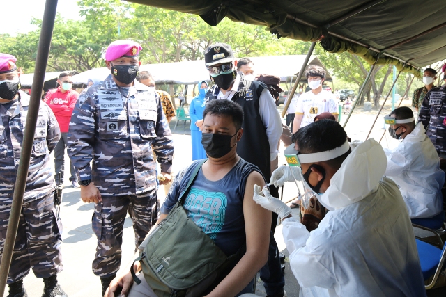 Wali Kota Surabaya, Eri Cahyadi bersama Komandan Brigif 2 Mar, Kolonel Marinir Rudi Harto Marpaung saat meninjau vaksinasi massal.