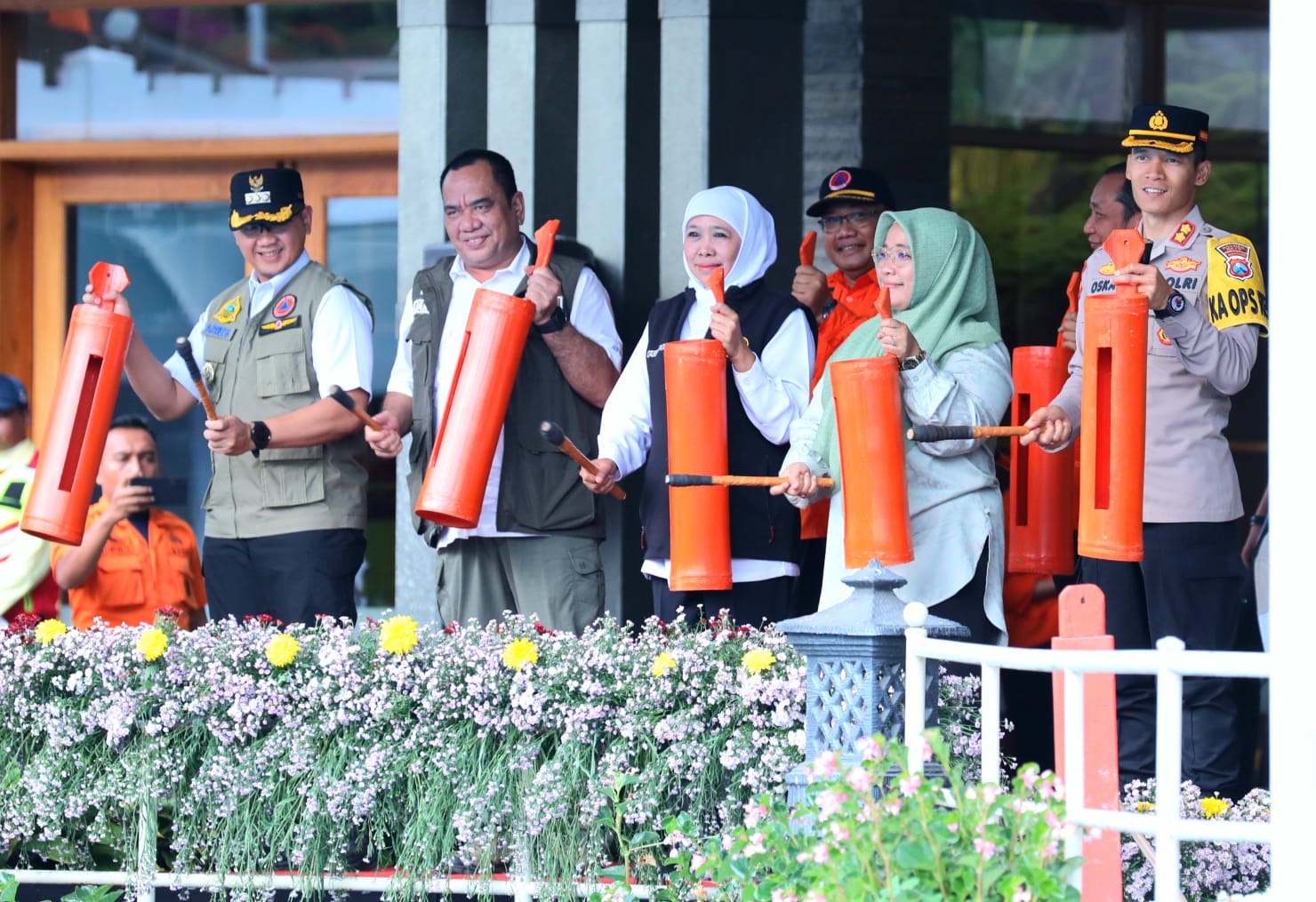 Gubernur Jawa Timur, Khofifah Indar Parawansa memimpin apel siaga bencana