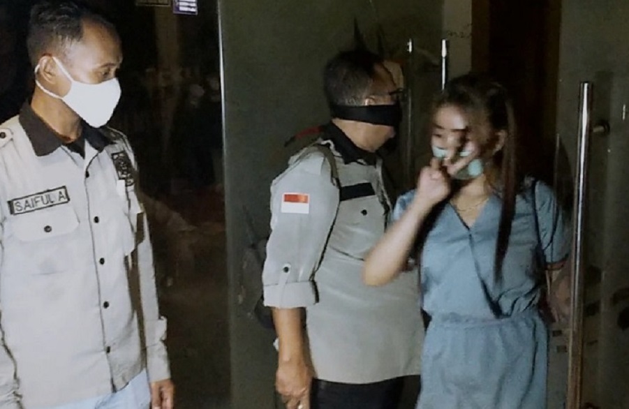 Penindakan protokol kesehatan di salah tempat hiburan di Kota Surabaya. (Foto:Dokumen/Bacasaja.id) 