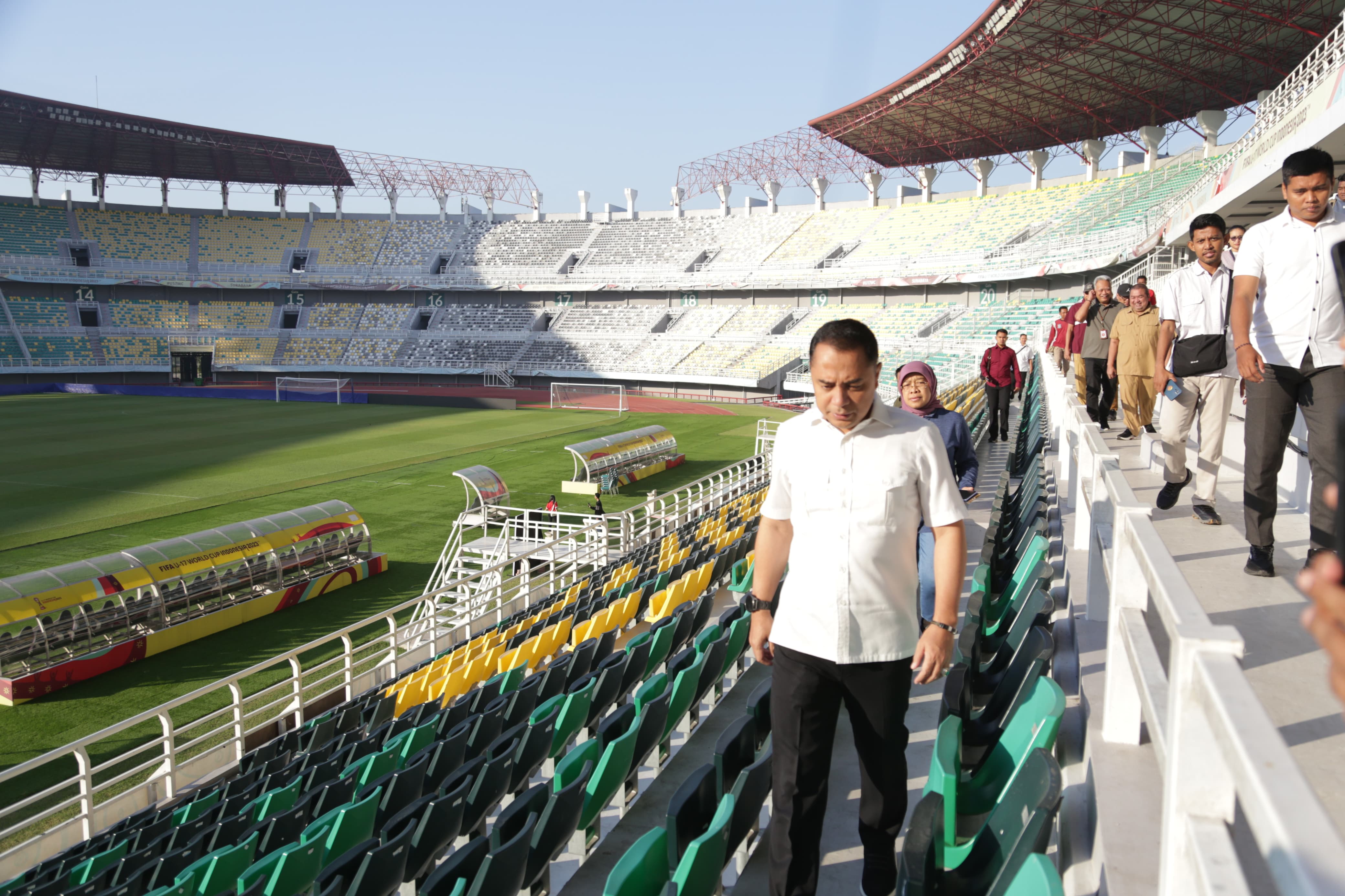 Wali Kota Surabaya Eri Cahyadi melakukan inspeksi mendadak (Sidak) di Stadion Gelora Bung Tomo (GBT) pada Senin (15/7/2024)