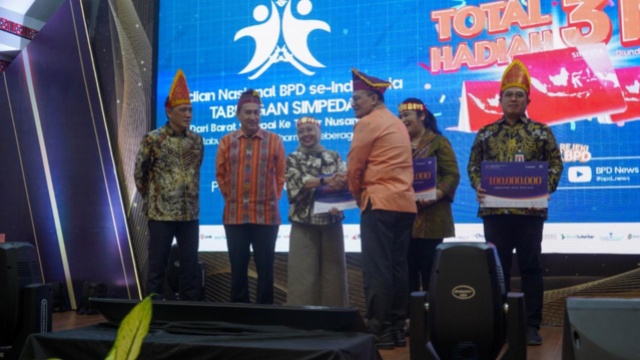 Direktur Kepatuhan Bank Jatim Umi Rodiyah, SEVP Consumer Banking Bank Jatim Hermita bersama dengan direksi BPD seluruh Indonesia. (Dok.humas Bank Jatim)