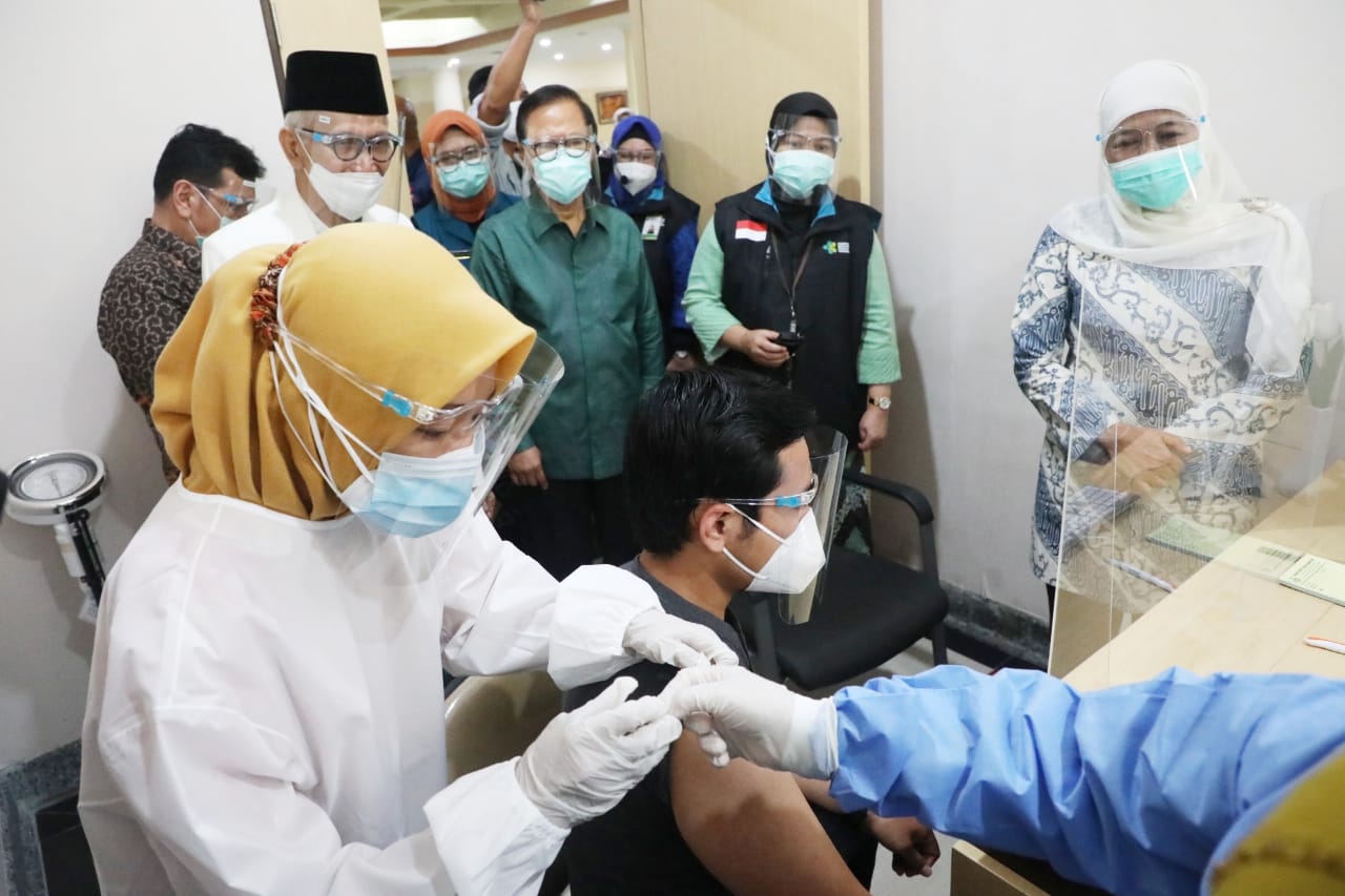 Gubernur Jatim Khofifah Indar Parawansa menyaksikan simulasi vaksinasi Covid-19.