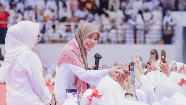Siti Atikoh Supriyanti , istri Ganjar Pranowo (PDIP Jatim)
