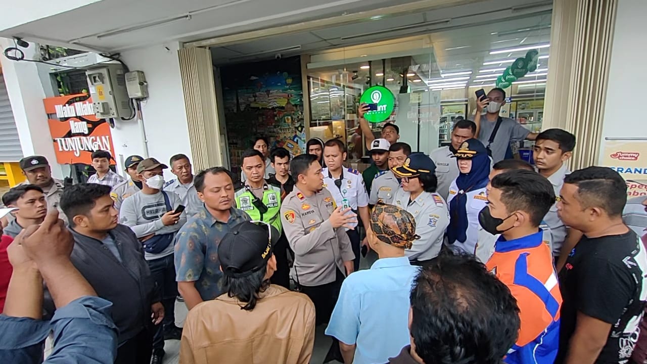 Sosialisasi pembayaran parkir non-tunai melalui QRIS atau voucher di tepi jalan Surabaya. 