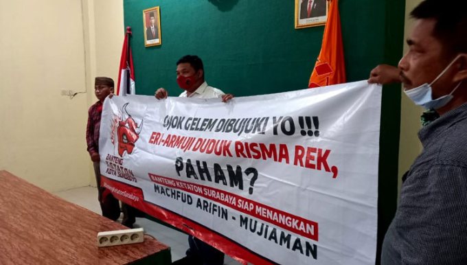 Spanduk bernada provokatif yang ditemukan PDIP Surabaya