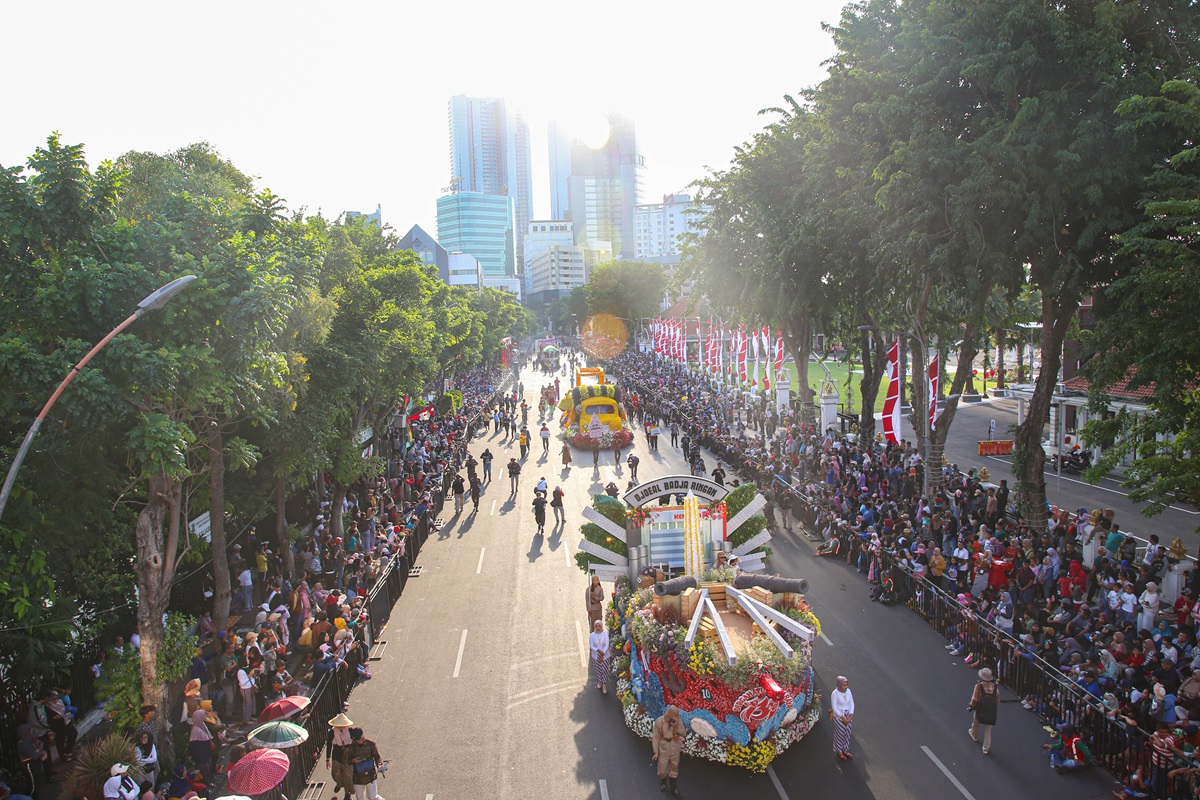 Warga tumpah ruah menyaksikan Surabaya Vaganza 2024