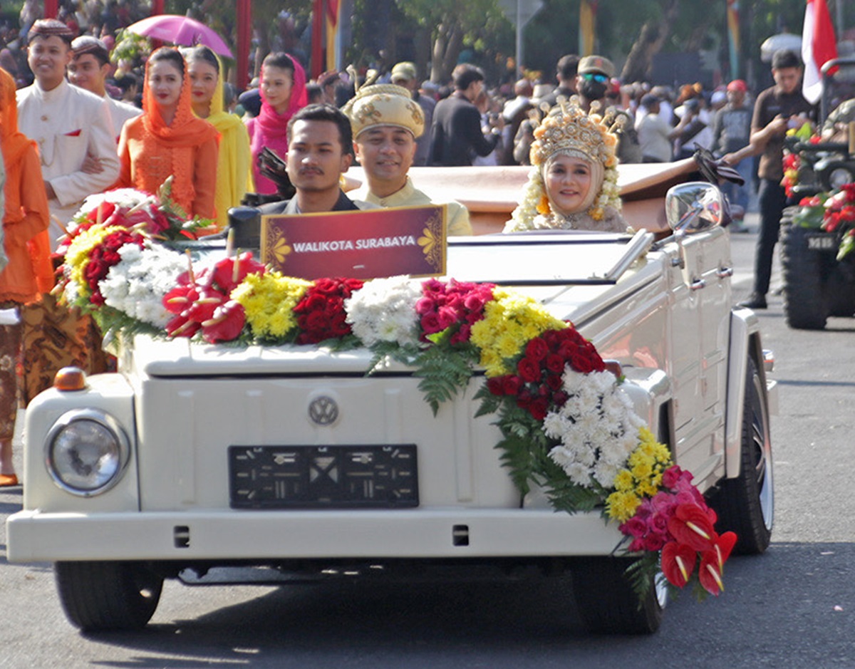 Wali Kota Eri Cahyadi ikut serta dalam gelaran Parade Mobil Hias dan Pawai Budaya ‘Surabaya Vaganza’ 