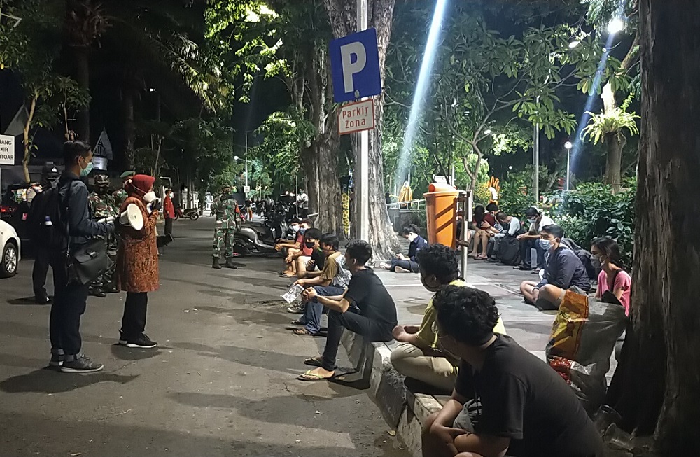 Risma memimpin operasi mendadak rapid tes dan swab malam hari di Taman Bungkul Surabaya