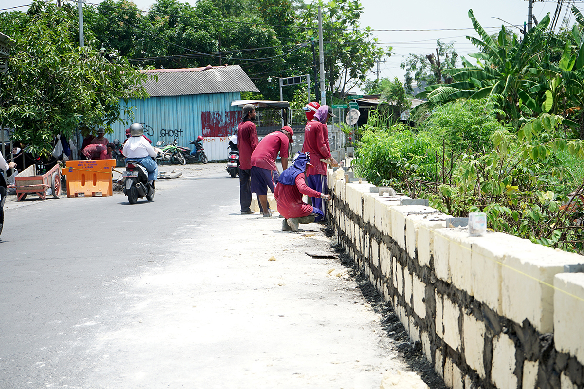 Puluhan Satgas Dinas Sumber Daya Air dan Bina Marga (DSDABM) Kota Surabaya, dikerahkan untuk membangun tanggul di Jalan Pakal Madya dan Jalan Tengger Raya, Benowo