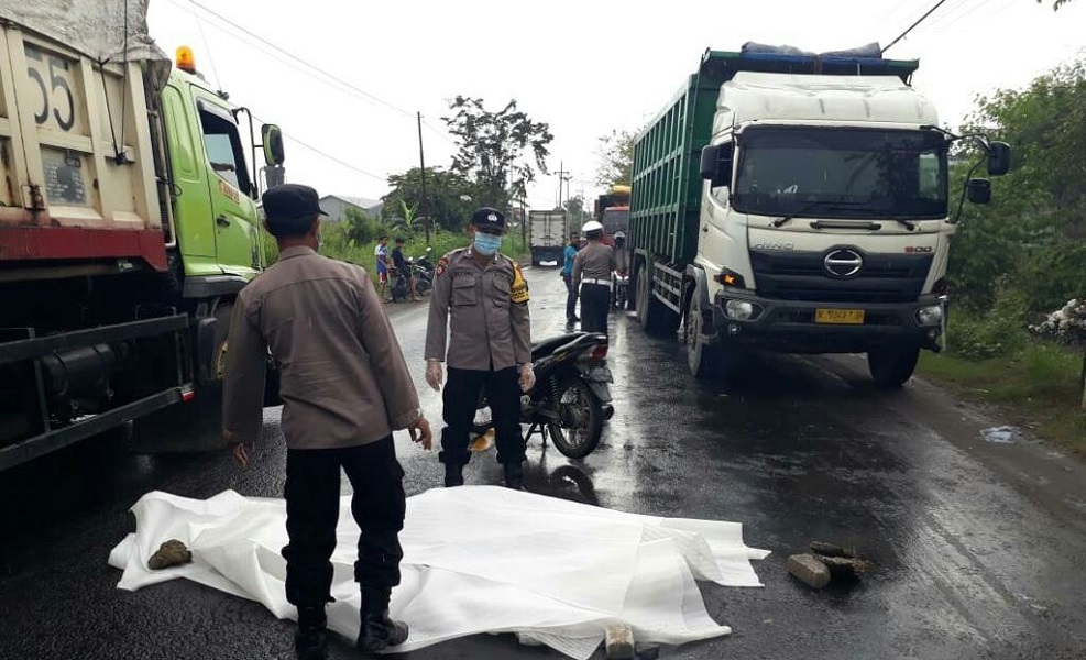 Petugas Polsek Menganti bersama warga saat mengevakuasi korban, Selasa (30/3/2021).