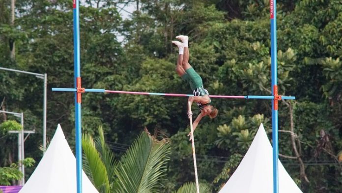 Teuku Tegar saat tampil di Stadion Atletik Mimika Sport Complex, Senin (11/10/2021). (KONI Jatim)