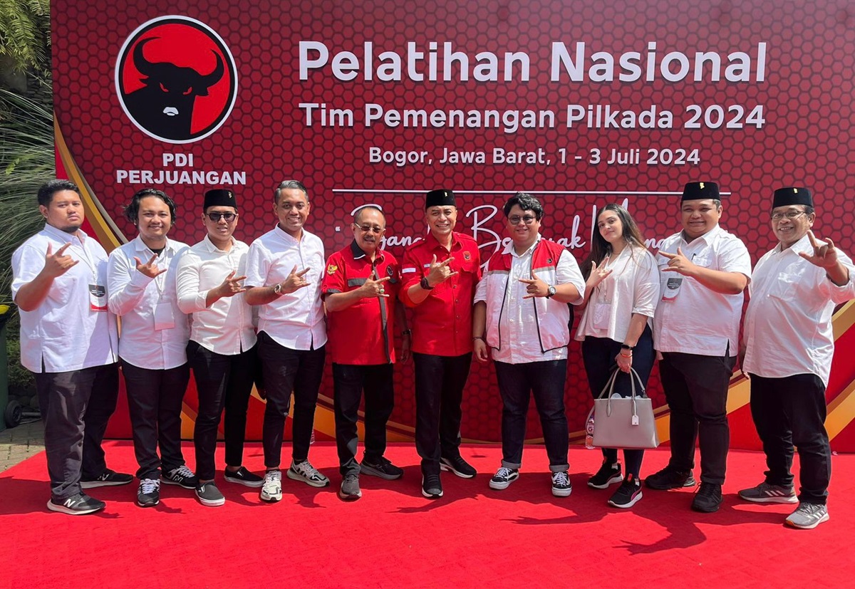 Tim Pemenangan Eri-Armuji (ErJi) yang dikomandani Hadrean Renanda bersama Wali Kota Eri Cahyadi dan Wawali Armuji