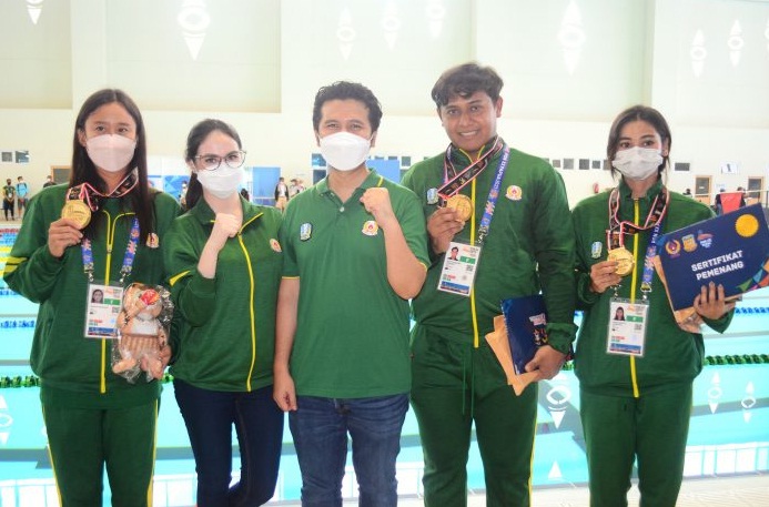 Tiga peselam andalan Jawa Timur bersama Wakil Gubernur Jatim Emil Dardak. (KONI Jatim)