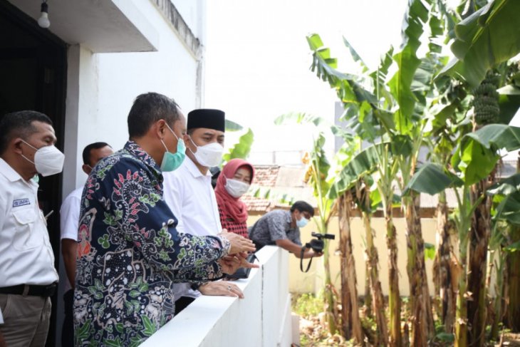 Wali Kota Surabaya Eri Cahyadi saat melihat lahan kosong saat berkantor di Kelurahan Sememi.