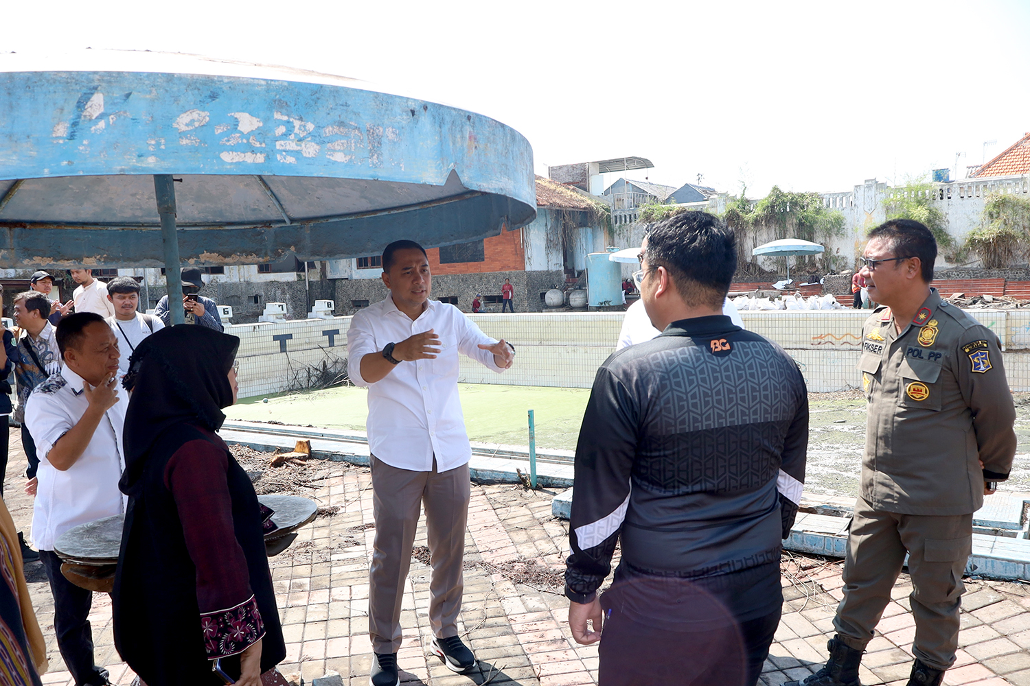 Wali Kota Surabaya Eri Cahyadi, saat meninjau progres pembersihan eks THR-TRS, di Jalan Kusuma Bangsa