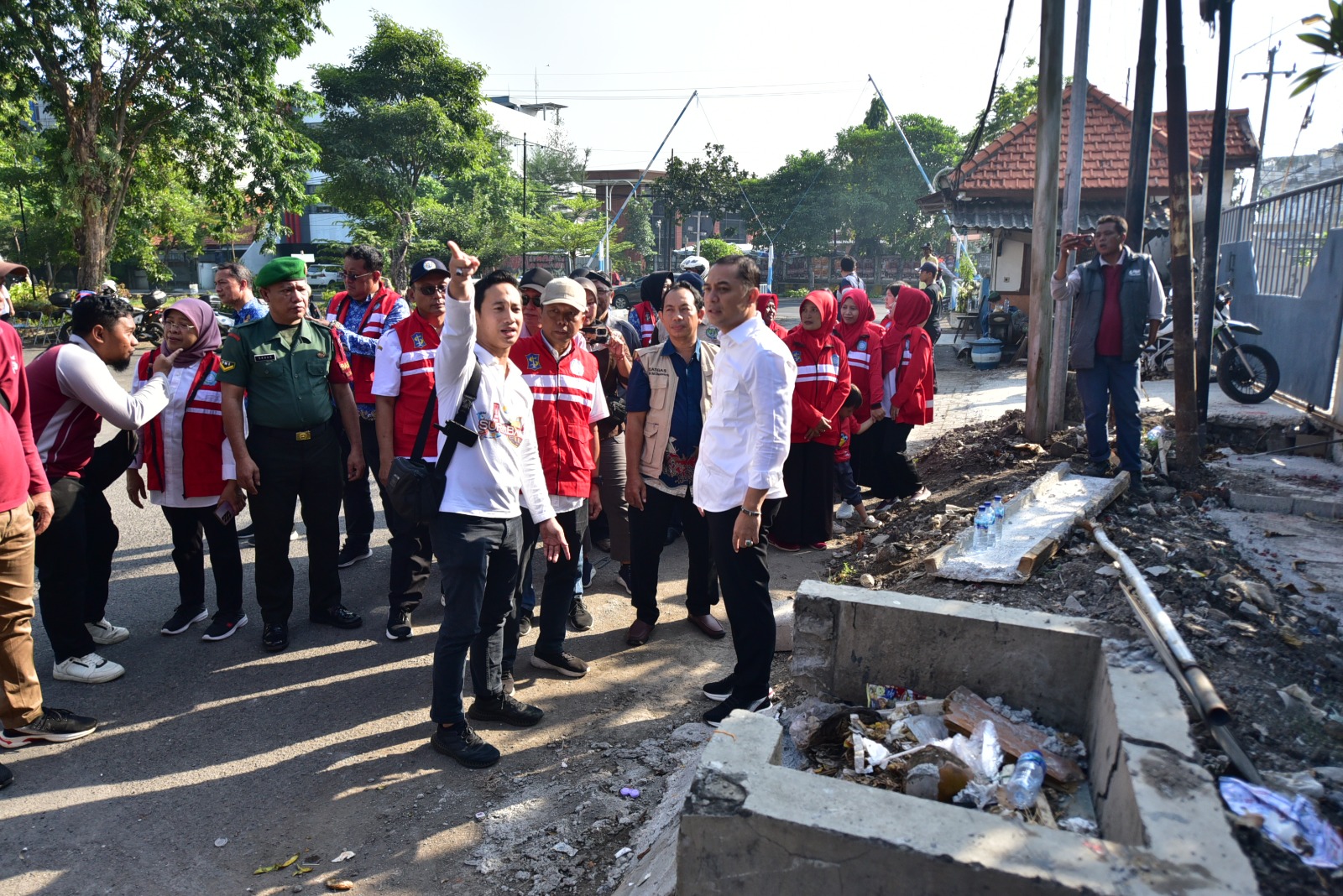 Wali Kota Surabaya Eri Cahyadi melakukan pengecekan beberapa titik pembangunan paving dan saluran baru di wilayah Kelurahan Siwalankerto dan Kutisari 