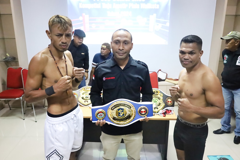 Peserta tinju di pertandingan Piala Wali Kota Surabaya