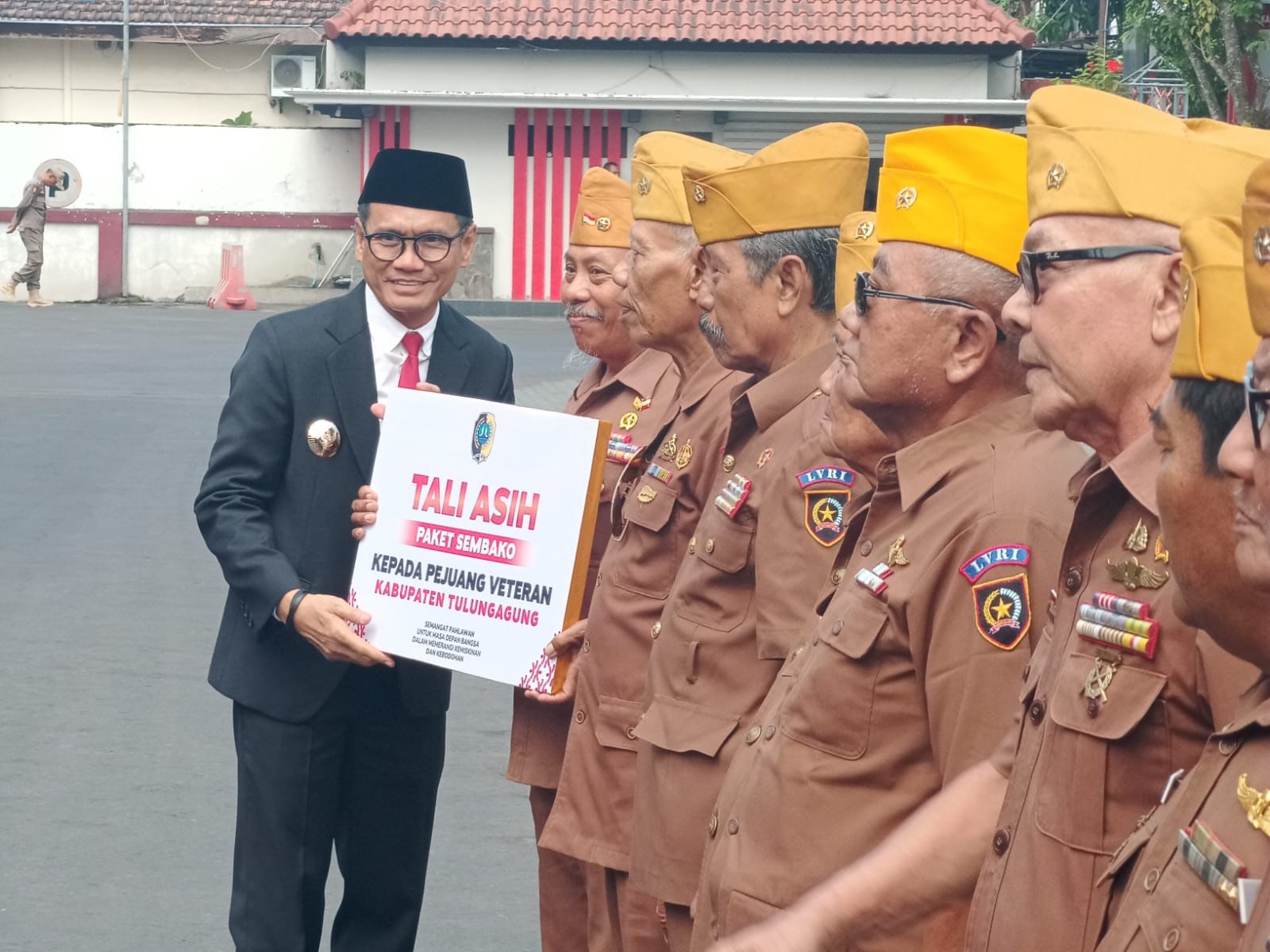 Pemberian santunan pada veteran selepas peringatan Hari Pahlawan