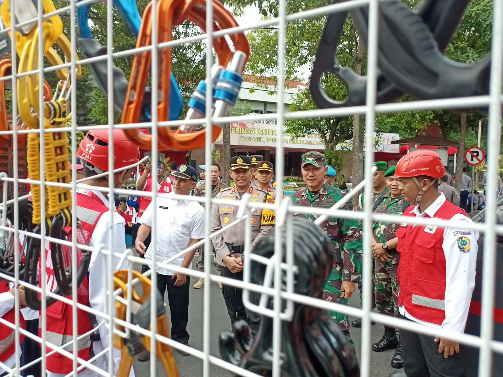 Kapolres Tulungagung, AKBP Teuku Arsya Khadafi dan Dandim 0807/Tulungagung, Nooris Agus Rinanto melihat kesiapan pasukan dalam menghadapi bencana Hidrometrologi