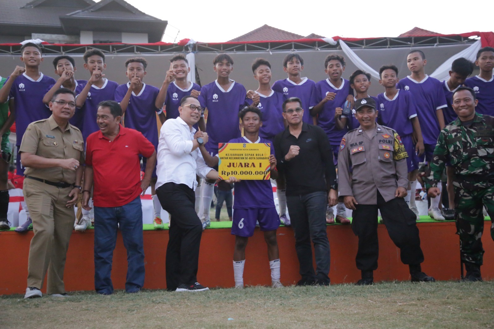 Wali Kota Surabaya Eri Cahyadi menutup turnamen sepak bola antar kecamatan dalam rangka menyemarakkan Piala Dunia U-17