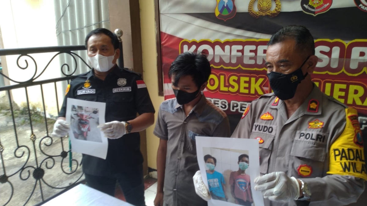 Kapolsek dan Kanit Kenjeran pamerkan pelaku pencurian.