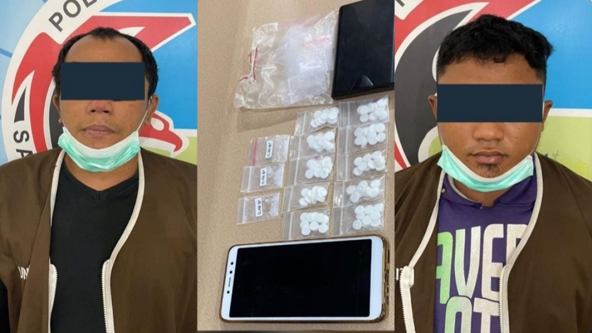 Dua pelaku sabu dan barang buktinya.