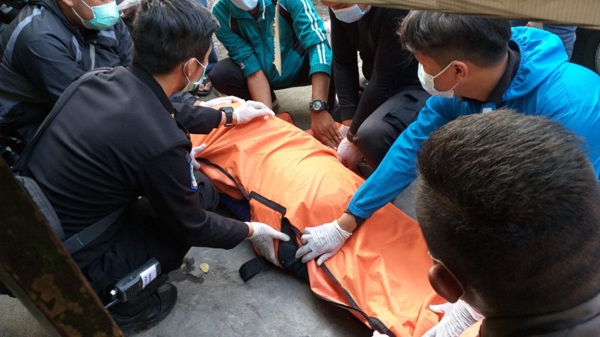 Korban saat dievakuasi oleh Petugas.