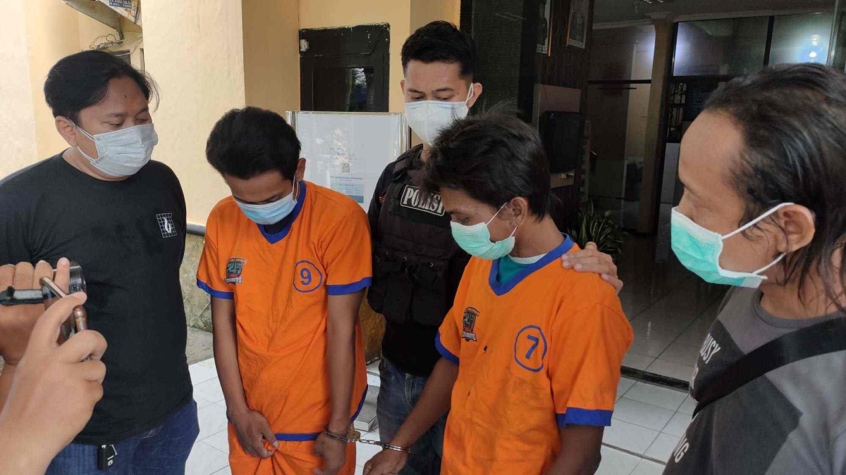 Dua jambret yang dibekuk didampingi anggota Reskrim.