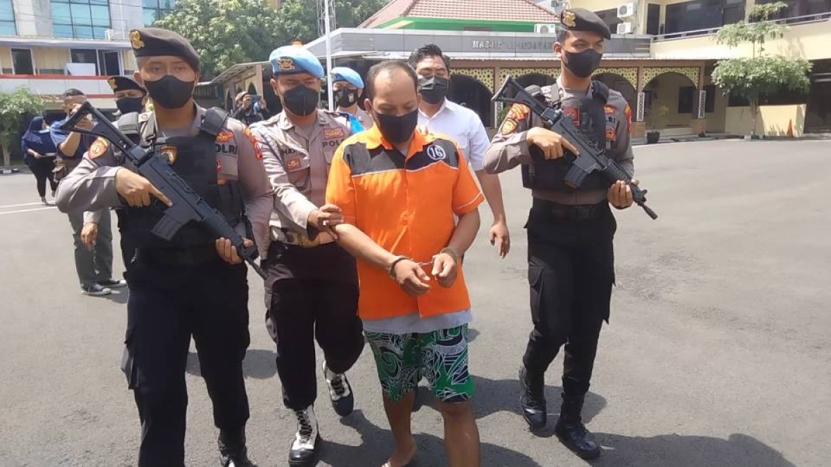 Tersangka Abdul Wahed digelandang polisi.