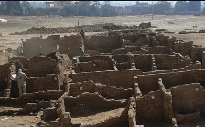 Penampakan reruntuhan Kota Emas yang Hilang yang ditemukan 3.000 tahun kemudian. (Egyptian Ministry of Tourism and Antiquities/Facebook)