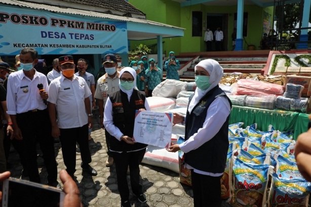 Gubernur Jawa Timur, Khofifah Indar Parawansa (kanan), bersama Bupati Blitar, Rini Syarifah (kiri), menyalurkan bantuan berupa sembako kepada warga terdampak bencana gempa bumi 6,2 SR. (Pemkab Blitar)