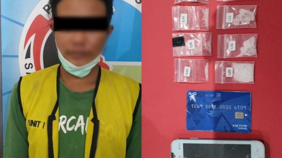 Pelaku kurir sabu dan barang buktinya.