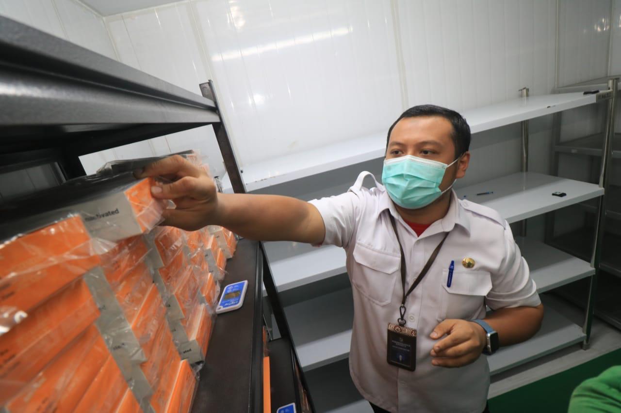 Vaksin COVID tiba di UPTD Gudang Farmasi, Jalan Rungkut Puskesmas No. 7 Surabaya, Rabu (13/1/2021).