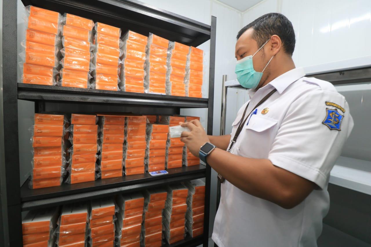Vaksin CVID-19 saat disimpan di gudang farmasi di Surabaya.