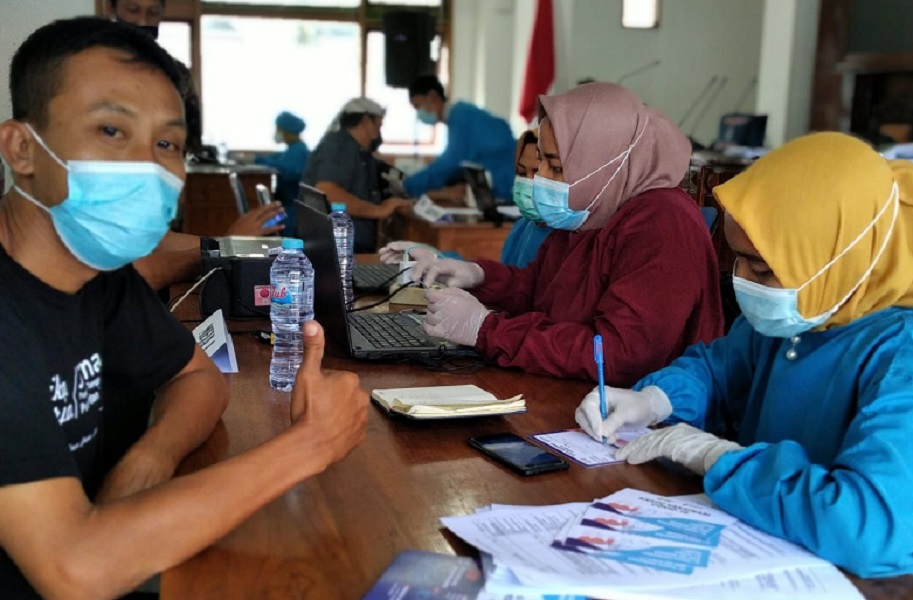 Puluhan wartawan Tuban menjalani vaksinasi Covid-19 di Gedung Korpri Pendopo Krido Manunggal, Selasa (2/3/2021)