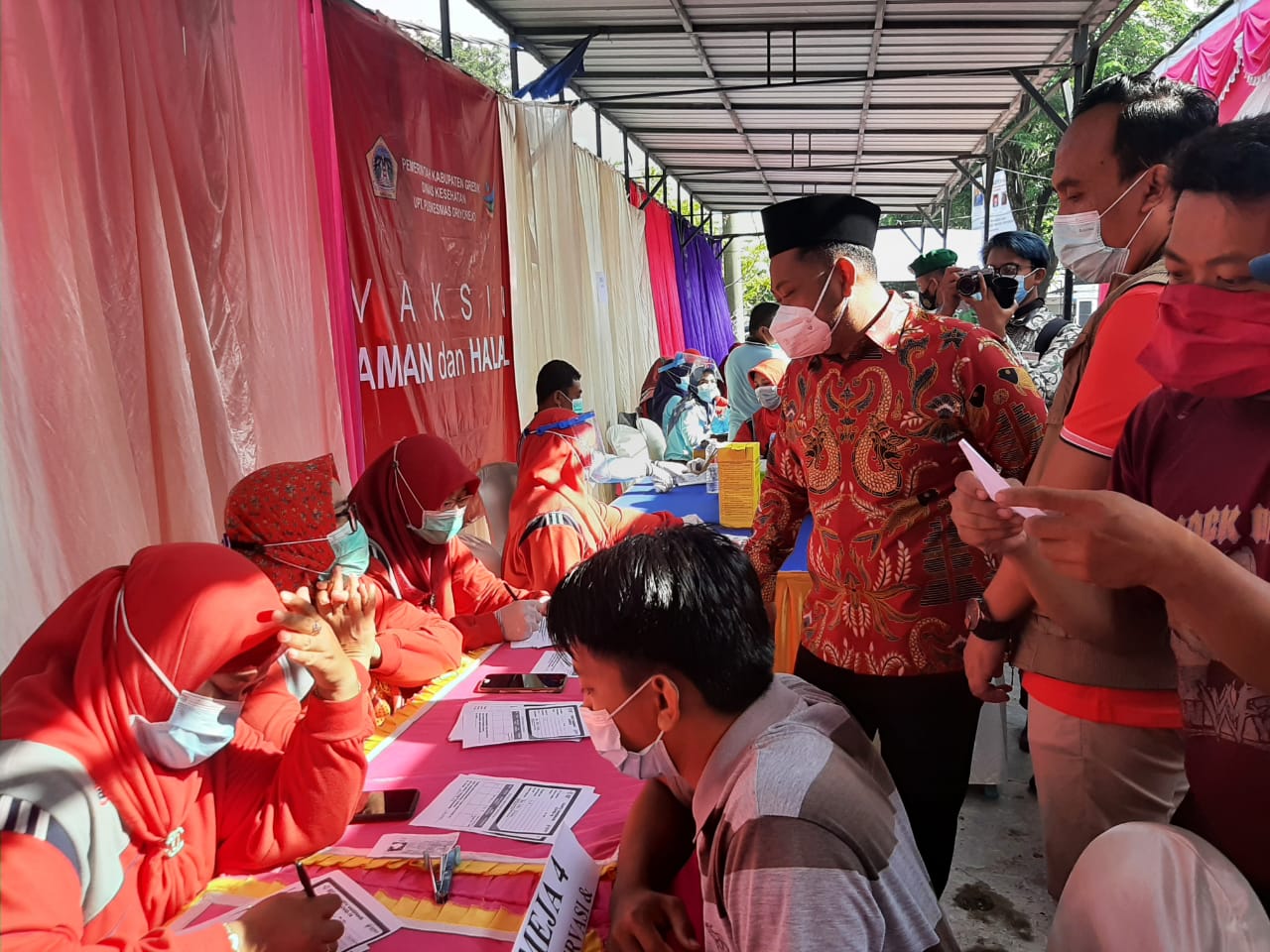 Bupati Gresik, Fandi Akhmad Yani sedang memantau vaksinasi di pasar Petiken Driyorejo, Jumat (5/3/2021). 