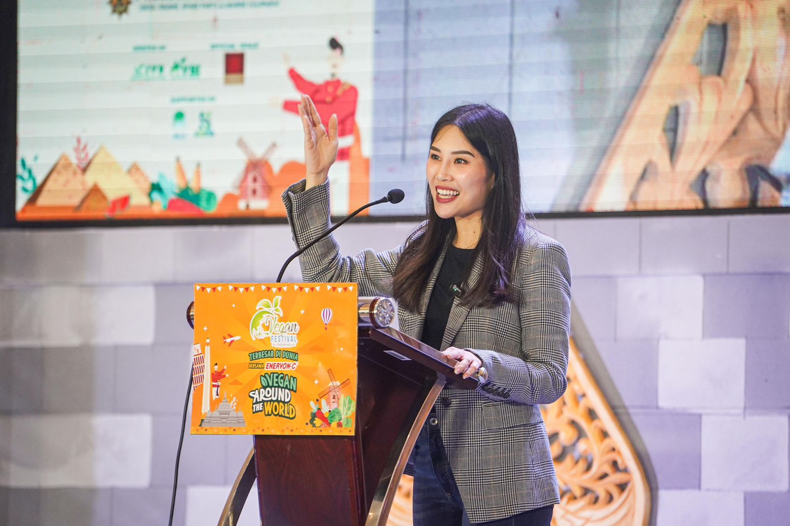 Wamenparekraf Angela Tanoesoedibjo membuka Vegan Festival 2024 di Surabaya 