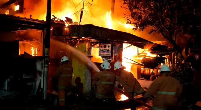 Rumah yang terbakar di Jalan Wonosari Kidul No 161 Surabaya diduga akibat usaha bensin eceran di depan rumah (Istimewa) 