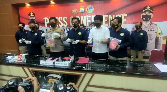 Polisi menunjukkan barang bukti kasus kepemilikan sabu dan senjata api saat rilis di Mapolda Jatim, Selasa (16/3/2021). (Foto: Istimewa)