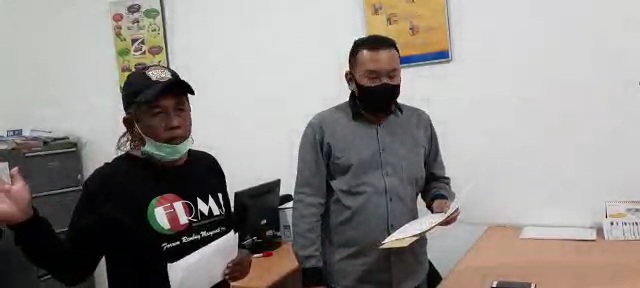 FRJM saat mendatangi kantor SMS Finance di Mojokerto untuk meminta kejelasan mengenai keberadaan mobil milik Linda Kusumawati. (Istimewa)
