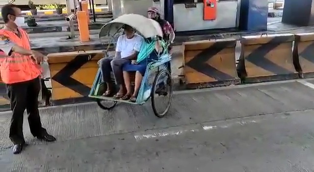 Pengemudi becak beserta dua penumpangnya saat masuk jalur Tol Surabaya-Gresik